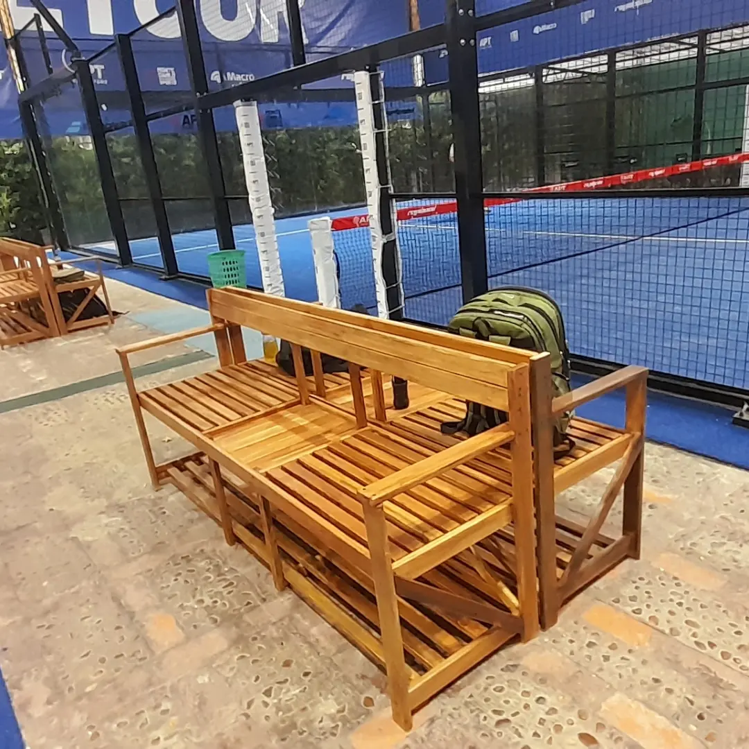Banco de madera maciza en cancha de pádel