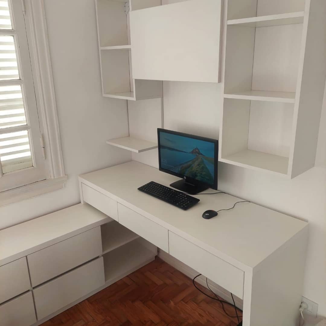 Escritorio flotante blanco con repisas