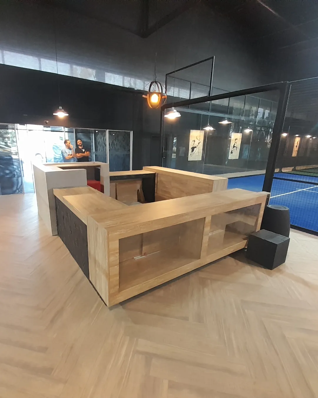 Mostrador de recepción en madera para club de pádel