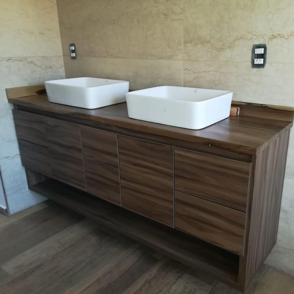 Vanitory de baño doble en madera oscura